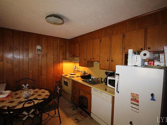 3rd image of 225 Twin Oak Dr