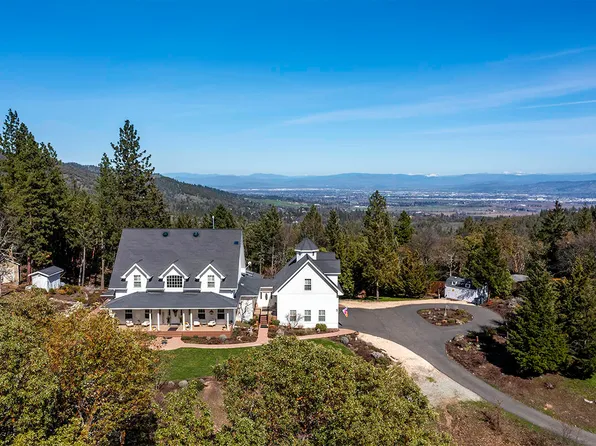 668 Wagon Trail Dr, Jacksonville, OR 97530