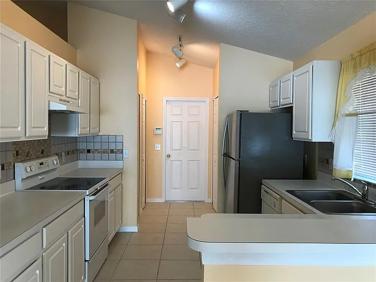 124 Easton Cir — Photo 8