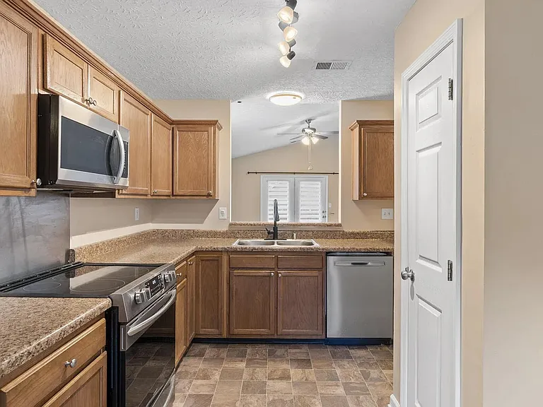 141 Clover Valley Dr — Photo 8
