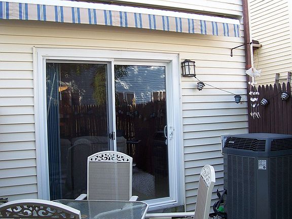 Fenced back w/retractable awning