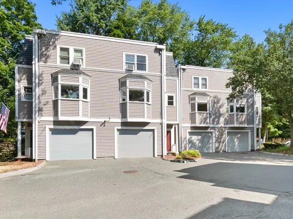 117 High St APT 12A, Ipswich, MA 01938