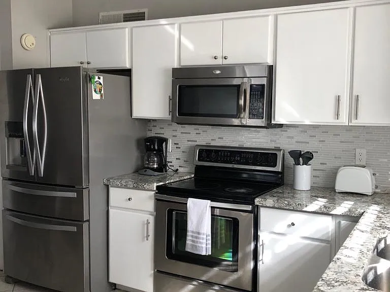 325 W Holladay Dr — Photo 1