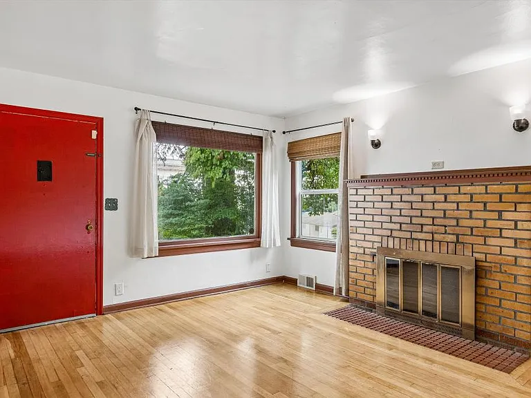 Cozy living room (fireplace for aesthetic use only)