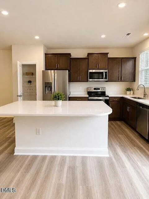 3 bed, 2.5 bath, 1579 sqft, $1,800 — Photo 3