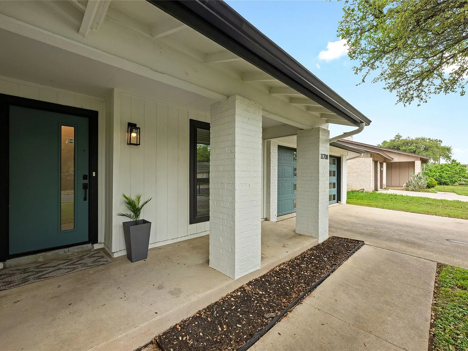 3 bed, 2.0 bath, 1571 sqft, $2,950 — Photo 2