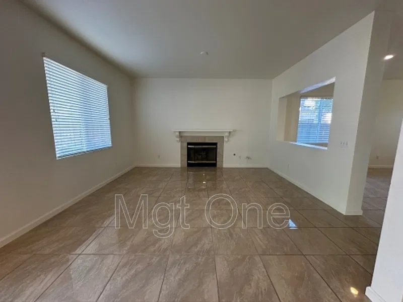 3 bed, 2.5 bath, 2007 sqft, $2,800 — Photo 4