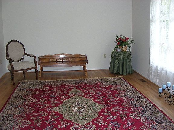 Large living room w/picture bow window
