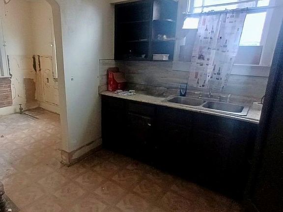 5th image of 914 Stockdale St