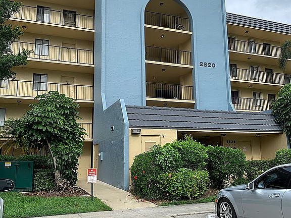 4th image of 2820 Tennis Club Dr APT 301