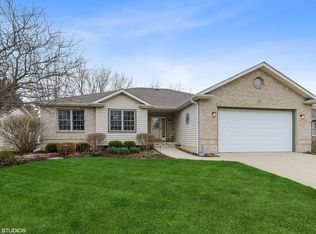 135 Wendy St, Sycamore, IL 60178