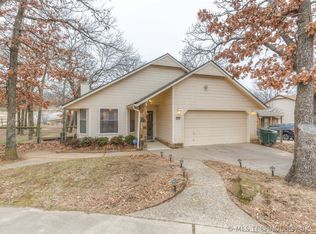 3448 S Rolling Oaks Dr, Tulsa, OK 74107