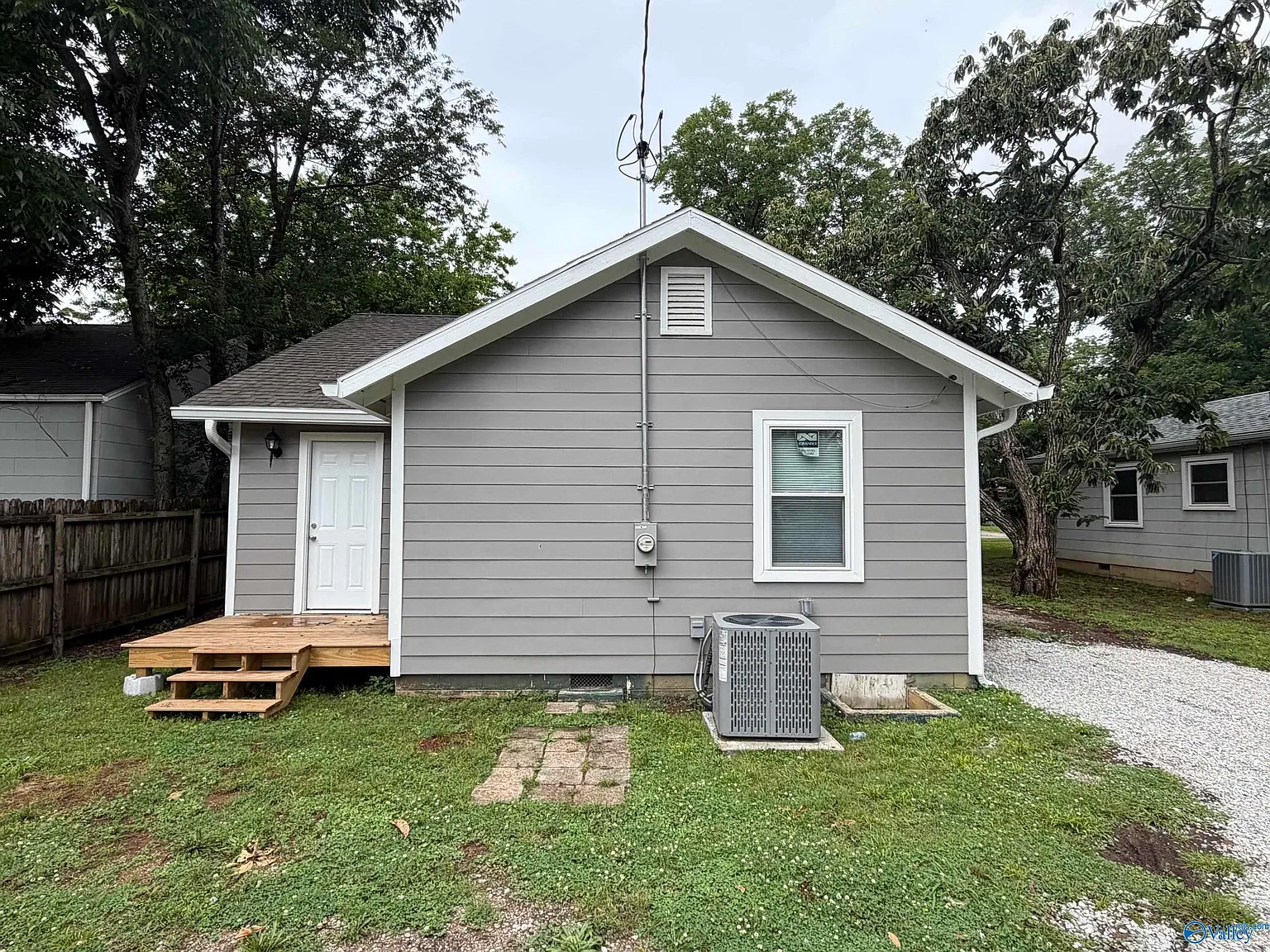 3 bed, 1.0 bath, 960 sqft, $1,300 — Photo 2