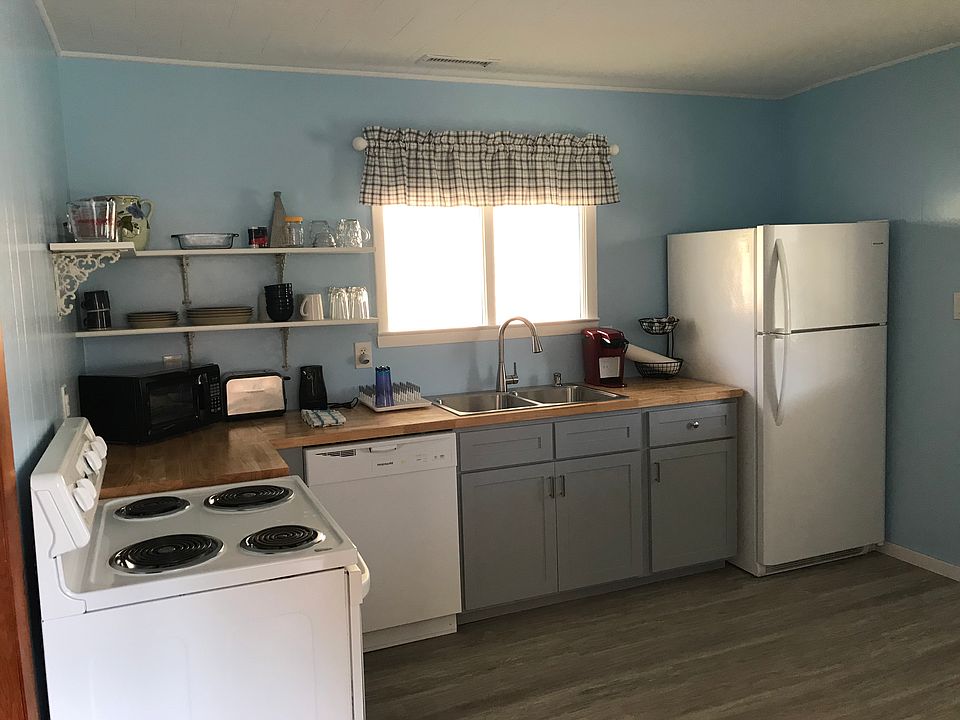 2nd image of 402 E Sylva Cir