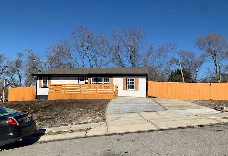 4 bed, 2304 sqft, $2,100 — Photo 1