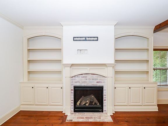 3rd image of 1829 Jackson Ave E Unit 1