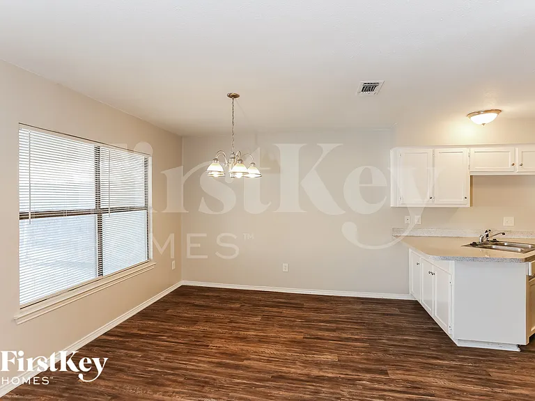 6000 Lavaca Dr — Photo 5
