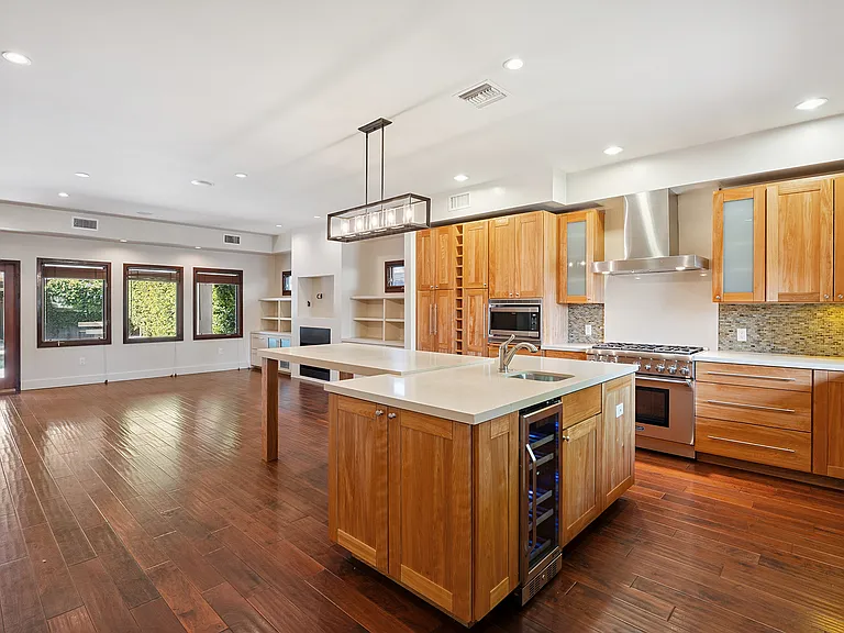 22030 Providencia St — Photo 3