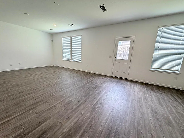 1020 Laguna Cove Dr — Photo 10