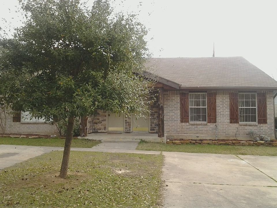 Duplex with fenced back yard
