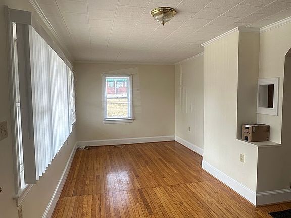 3rd image of 18 W Whitlock Ave