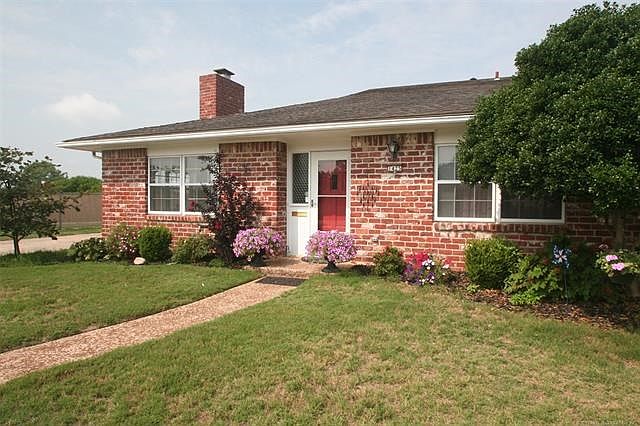 Beautiful, clean, updated, 2 bed 2 bath condo on the end w/ extra light & lush blooming patio.  Must see! 1425 Swan Drive, Bartlesville, OK 74006