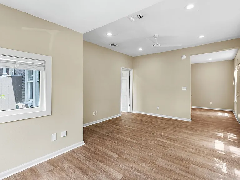 333 W Hutchison St — Photo 6
