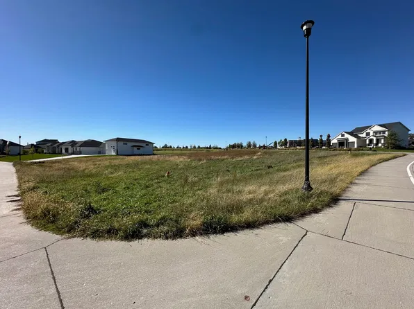 8 S 166th Cir, Omaha, NE 68136