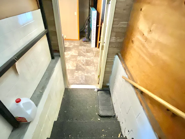 907 Colonial Dr — Photo 2