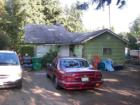 front of house with cars in driveway