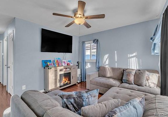 5th image of 26772 Colgate St