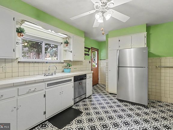 5th image of 210 Greenwood Ct