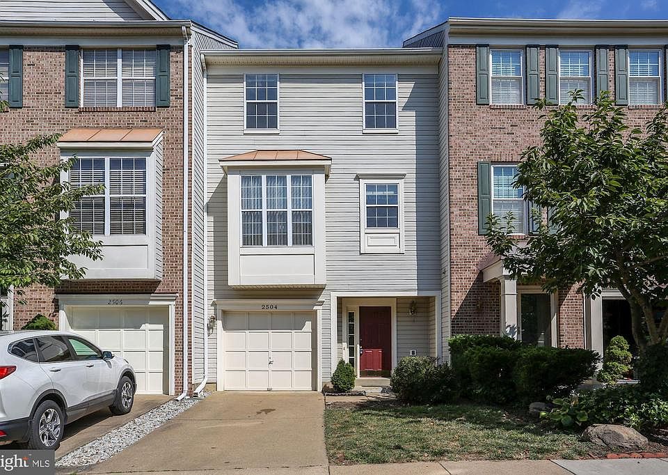 Front 2504 Clover Field Cir Herndon