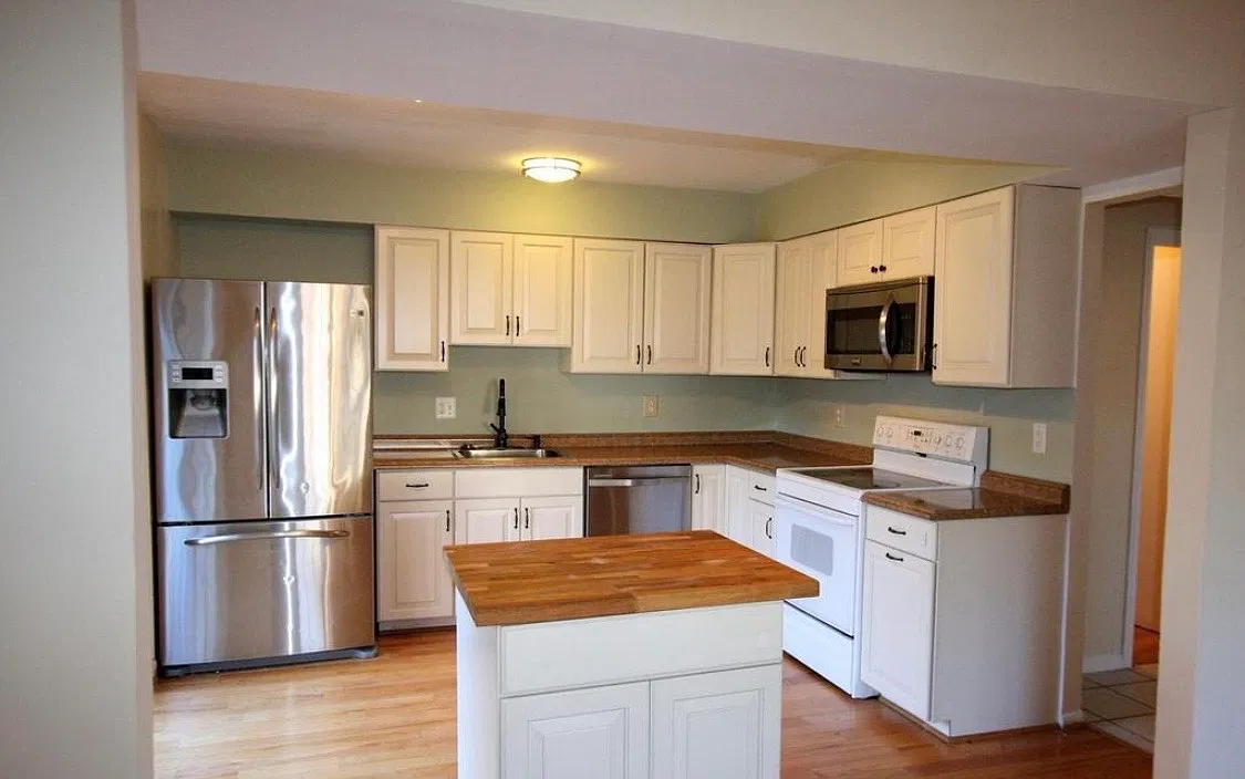 4 bed, 2.5 bath, 2200 sqft, $3,800 — Photo 4