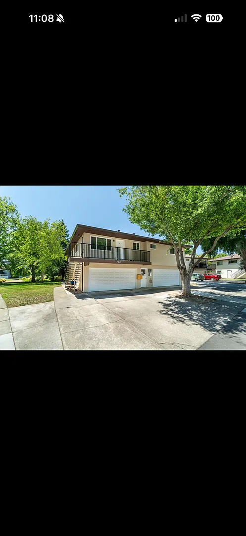 Spacious two bedroom one bath upstairs unit — Photo 4