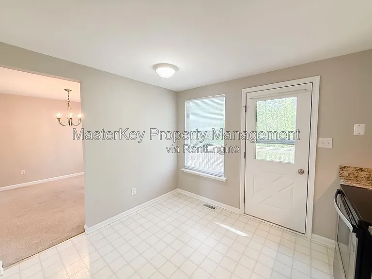704 E Dynasty Dr — Photo 7