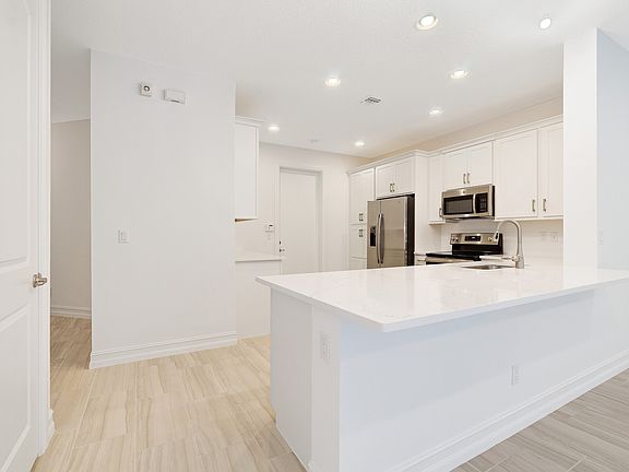Kitchen with breakfast bar