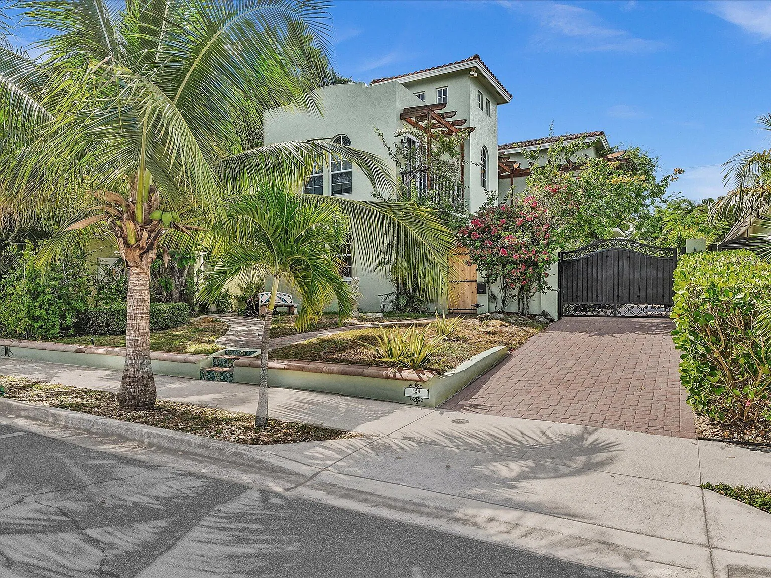 4 bed, 3.5 bath, 3258 sqft, $8,250 — Photo 1
