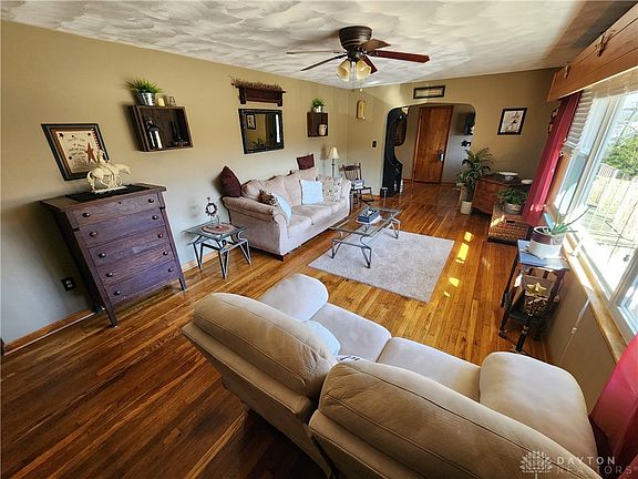 4th image of 834 Young St