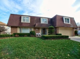 1437 Schramm Dr, Westmont, IL 60559
