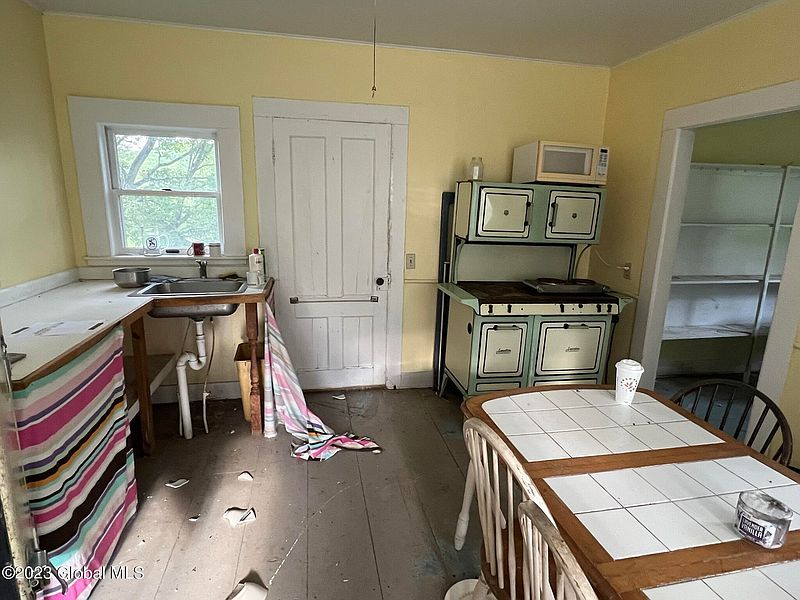 3rd image of 329 Higgins Road