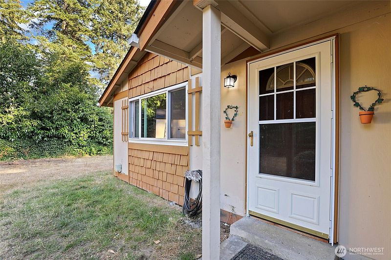 3rd image of 982 SW Shannon Drive