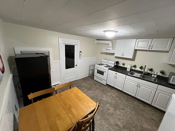 2nd image of 4 Cottage Pl #2