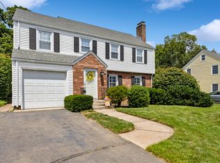 92 Ledgewood Rd, West Hartford, CT 06107