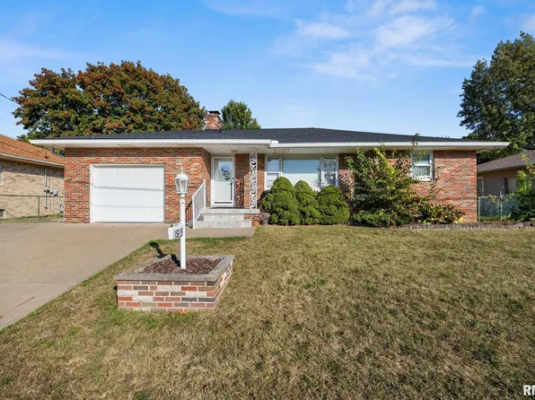 1504 N 12th St, Pekin, IL 61554