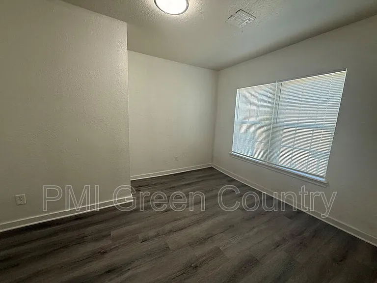 2430 E Pine St — Photo 6