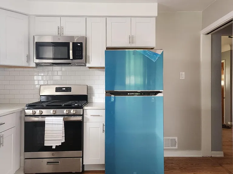 1704 Rowland Ave — Photo 12