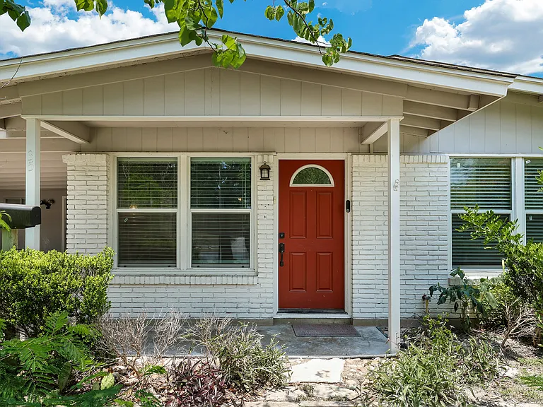 35 Storeywood Dr — Photo 2