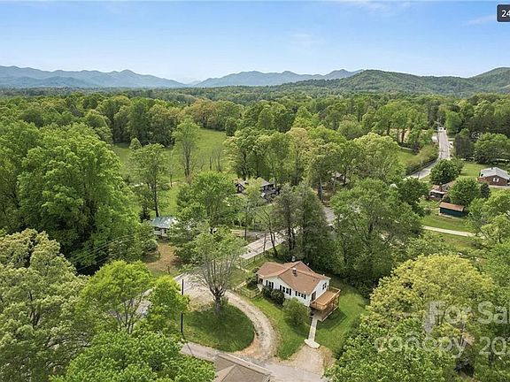 Country living just 10 mins from Downtown and 5 mins from Haywood