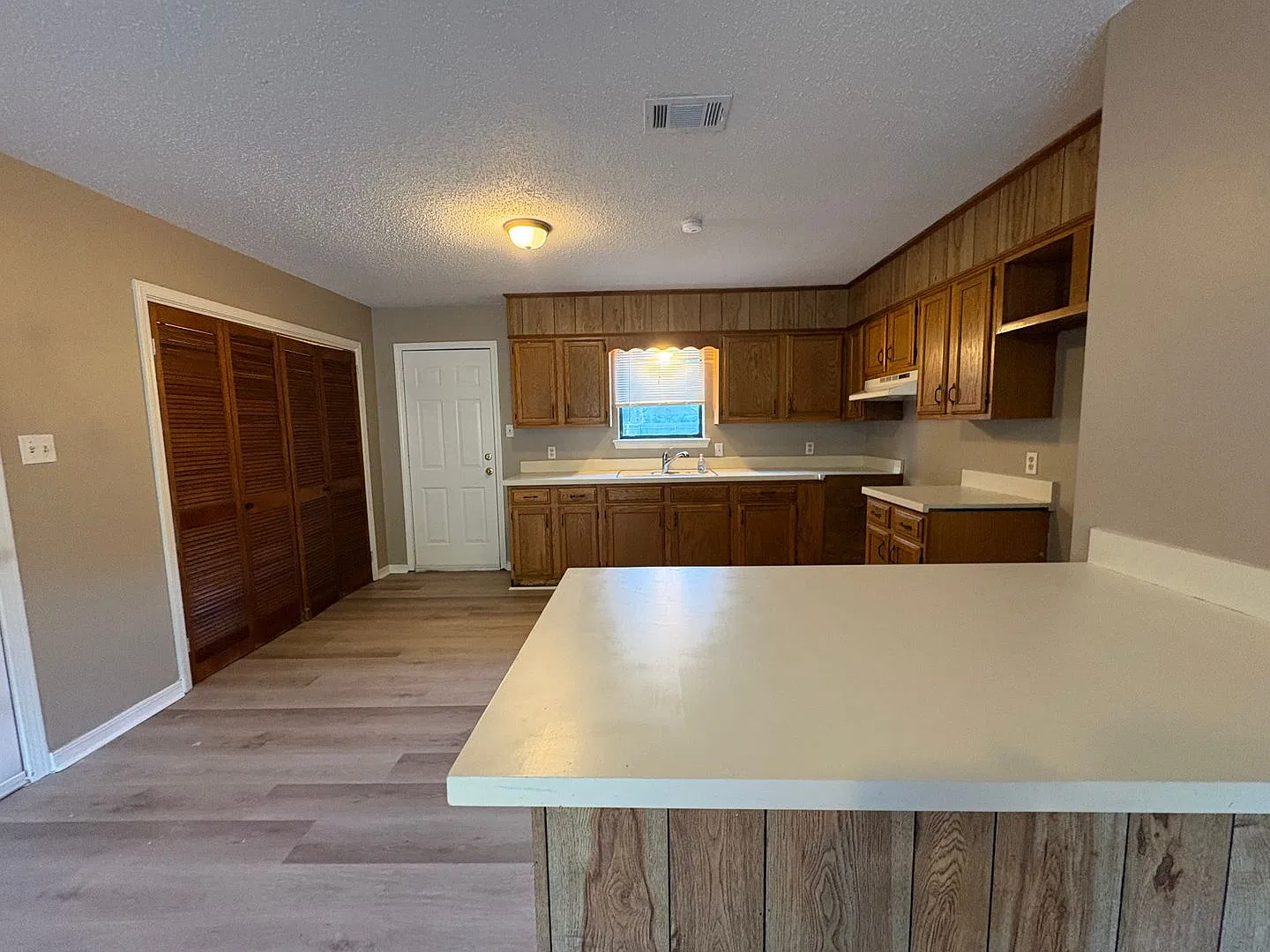 Wonderful 3 bedroom/1.5 bath with Central Air & Heat — Photo 4